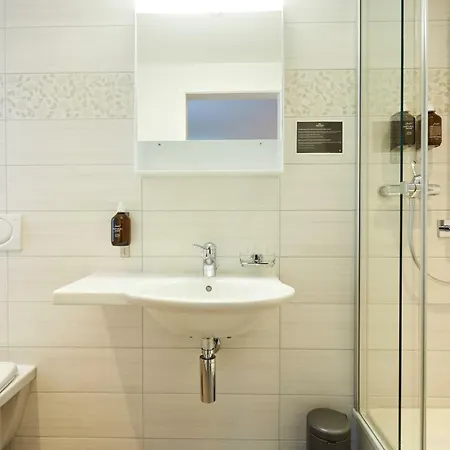 Italian Lifestyle & Osteria Chartreuse מלון